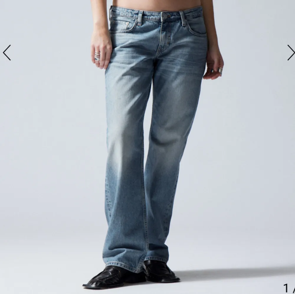 Så snygga lågmidjade jeans från Weekday💙🌸 Bara provat ej använt! Lite osäker vilken storlek som stod på lappen men jag har vanligtvis XS-S och är 170 lång. Jeans & Byxor.