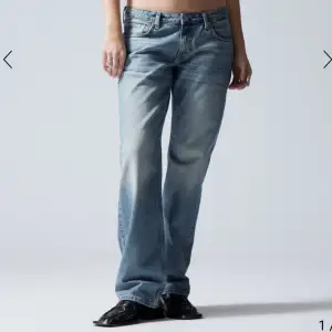 Så snygga lågmidjade jeans från Weekday💙🌸 Bara provat ej använt! Lite osäker vilken storlek som stod på lappen men jag har vanligtvis XS-S och är 170 lång