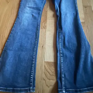 Lite Y2K jeans från SHEIN, de har fickor fram och på baksidan. Designen är washed och de är normal waist. Har aldrig använt bara prövat, Storlek Petite S . 