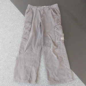 Breda gråa byxor  - Den är medium o typ 34 i höften men de e de jag e o dom passar bra de är typ lite tråd som sticker ut här o där men inget annat drag på dom