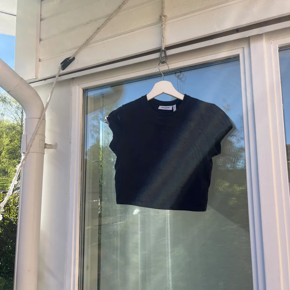 Kroppad tshirt från weekday  Pris 50kr Färg: marinblå. T-shirts.