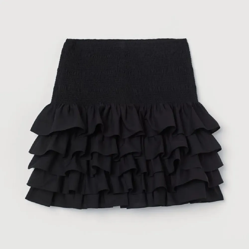Super eftertraktad H&M kjol i strl M i nyskick 🖤. Kjolar.