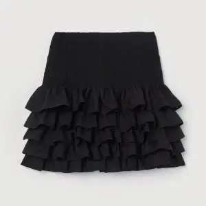 Super eftertraktad H&M kjol i strl M i nyskick 🖤