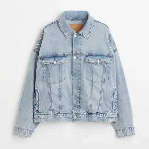Jeansjacka i strl M från H&M köpt förra året i nyskick 🤍