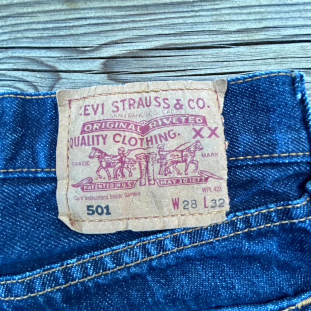 Säljer ett par Levis 501 i toppskick för ett bra pris! Ordinarie 1000kr men säljer för endast 250kr. Jeans & Byxor.