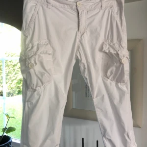 Byxor S från italienska Teranowa  - Knälånga byxor från italienska Teranowa  Många fickor  Mycket fint skick 