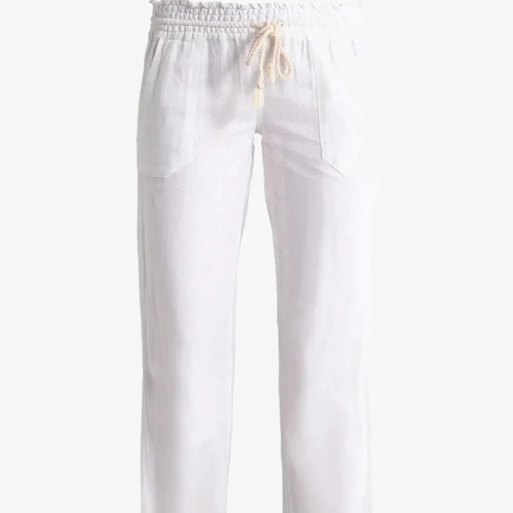 Söker dessa linnebyxor i storlek XS, hör av er om ni vill sälja❣️❣️. Jeans & Byxor.