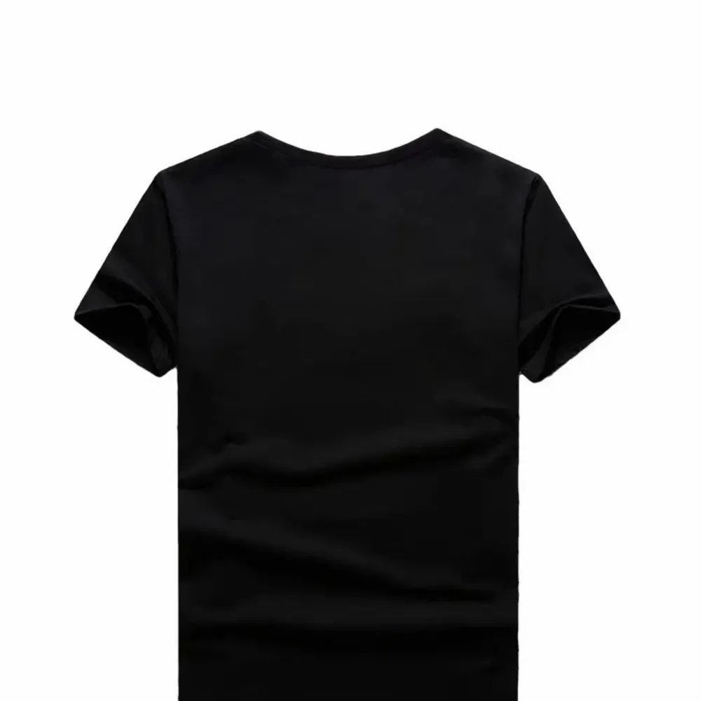 En svart T-shirt med ett skelett tryck. Helt ny och aldrig använd.. T-shirts.