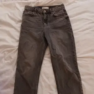 Gråa zara jeans som inte längre kommer till användning. Köpt för ungefär ett år sedan men använda fåtal gånger.  