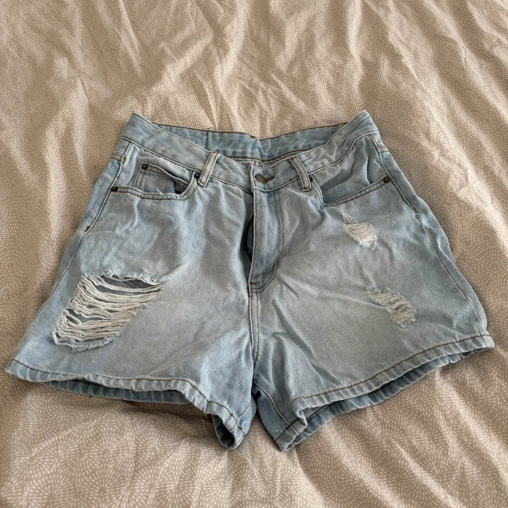 Shorts från Dr Denim. Lite skrynkliga för de legat oanvända i garderoben länge. . Shorts.