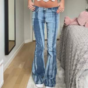 Super coola och unika bootcut jeans lowrise!⚡️⚡️❤️‍🔥