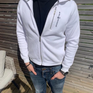 sail racing zip vit - vit sailracing zip med storlek 170 /  inga synliga deffekter, gott skick! hör av dig om du har några frågor🌟  priset kan diskuteras!