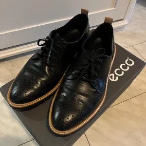 Oxford shoes from Ecco - Size 37. Only been worn twice. Very new.