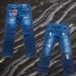 Säljer dessa finfina jeans från märket tapout! De har inga skador (av vad jag sett) och sitter löst och baggy, helt enkelt perfekta jeans för sommaren - 10/10 på skadebarometern 