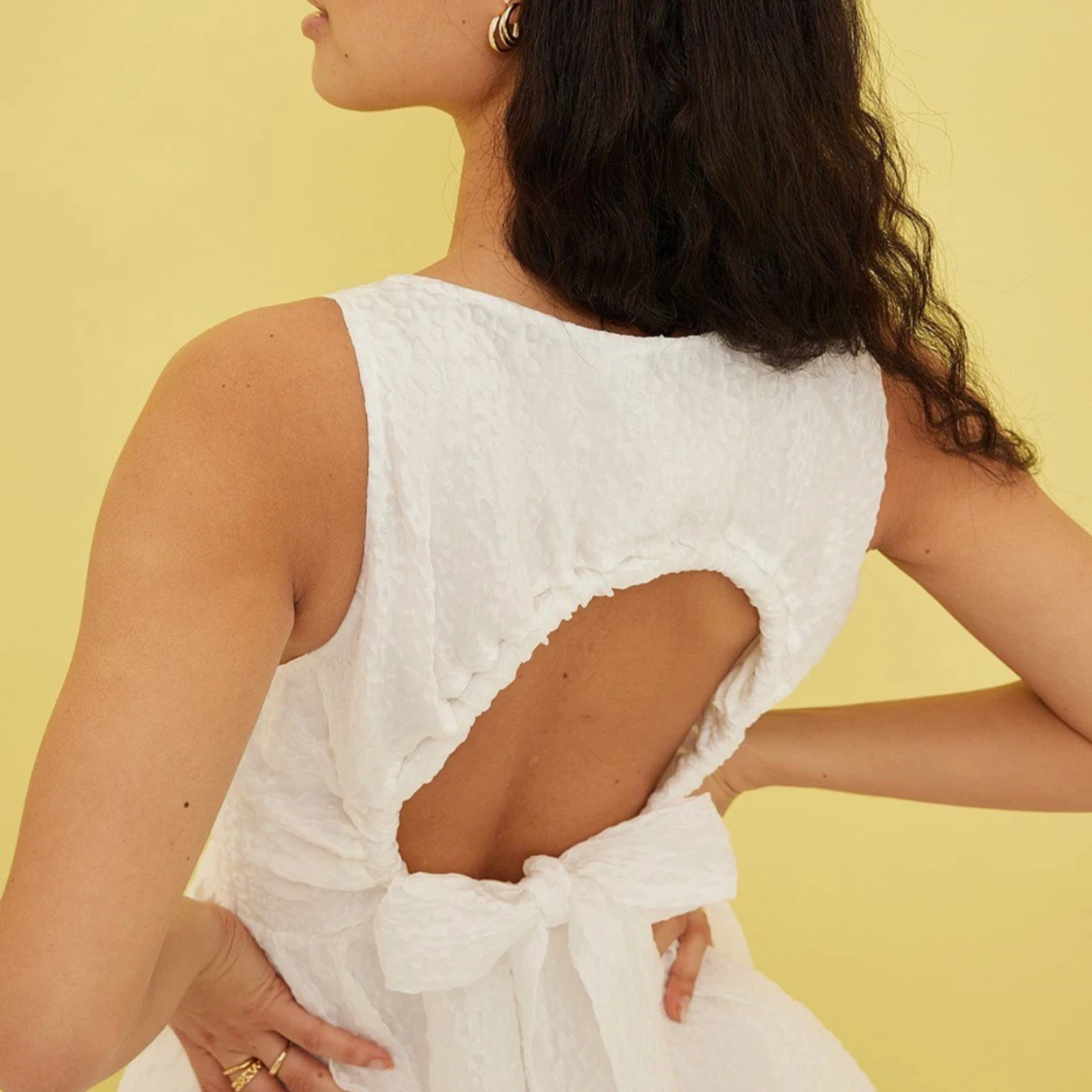 Klänning med öppen rygg och rosettdetalj - 92