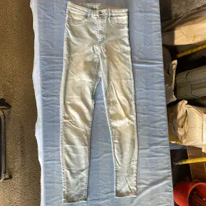 Ljusblå jeans i storlek 36 från HM 