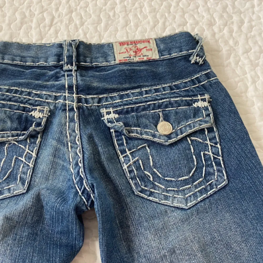 Supersnygga lågmidjade True Religion jeans. Vintage model som inte säljs längre. De är bootcut med fat stitch. Diskuterar gärna om priset. Skriv om  ni har några frågor. 💙. Jeans & Byxor.