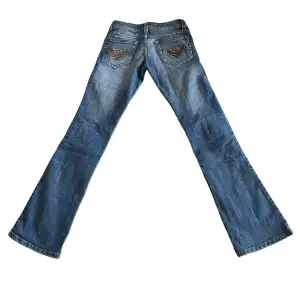 Ursnygga lågmidjade armani jeans, mammas gamla vet dock inte om de är äkta, för små för mig i midjan!! Står ingen exakt storlek men tippar på XS Midjemått tvärs över: 37cm Midjemått runt om: 76/77cm ungefär Innerbensmått: 78cm Yttre bensmått: 96cm