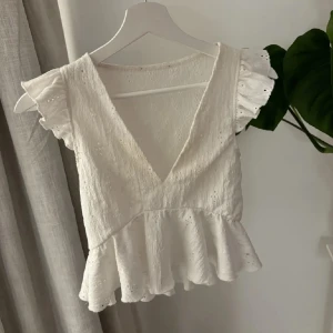 Vit topp - Jätte söt vit topp som inte kommer till användning längre. Lånade bilder! Skriv för egna🩷