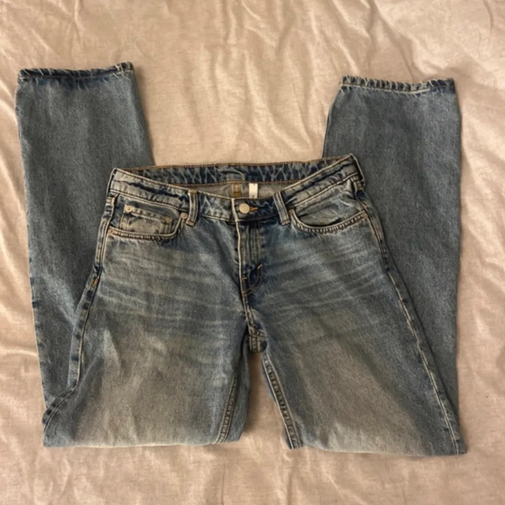 Fina lågmidjade weekday jeans i stl W27/L32 ”Arrow low straight jeans” Ursprungspris 590kr. Jeans & Byxor.