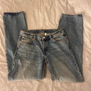 Fina lågmidjade weekday jeans i stl W27/L32 ”Arrow low straight jeans” Ursprungspris 590kr