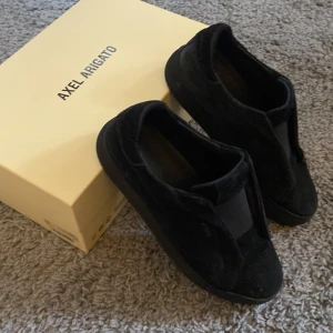 Axel Arigato skor - Hej! Säljer nu några Axel Arigato skor i storlek 42. De är i ett helt ok skick och köpta på NK Göteborg för 2500 kr. Säljer eftersom att de inte längre kommer till användning. (Box ingår såklart!)