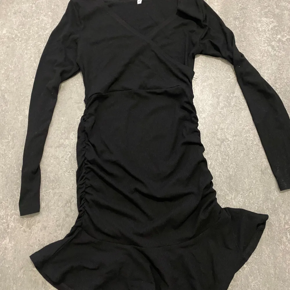 svart crossover klänning med scrunched sidor, perfekt för sommaren eller för en fest, storleken M 🖤 köparen står för frakt . Klänningar.
