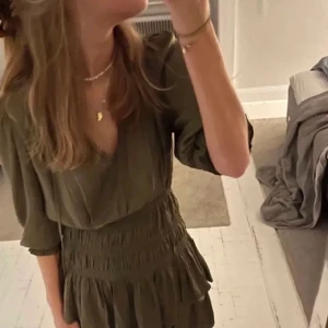 Grön maje klänning - Pris kan diskuteras! Perfekt grön färg och kvalite. Säljer pga att den inte kommit till andvändning som jag hoppats, andvänd Max 5 gånger. Klänningen är en av dom finaste jag äger 🙌🏼Finns dessutom inte kvar att köpa. Nypris ca 1900