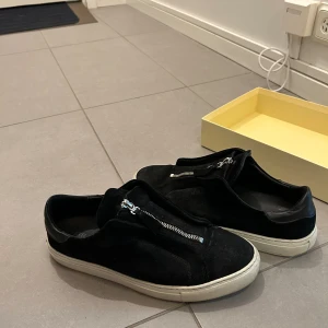 Arigato skor - Säljer ett par använda arigato skor köpta för 2000kr. Finns inte längre i deras sortiment. Använda men med omsorg så fint skick. Hör av er vid intresse eller önskan om fler bilder!