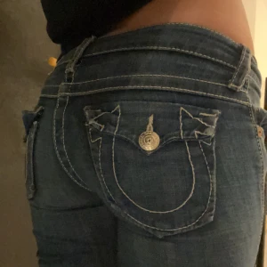 True religion - ANVÄNT MAX 1 GÅNG🙌🏻 Är  169 och går ner till hälen! Storlek w 25 L 32. Köpte i London på en second hand butik!🩷🩷 KAN GÅ NER I PRIS OM DET BEHÖVS!