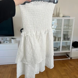 Vit klänning  - Oanvänd, jättefin klänning som är slutsåld. Storlek M men passar en S med 
