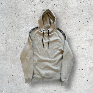 Beige hoodie H&M - En fin beige luvtröja från H&M i fint skick. Inga fläckar eller skavanker. True to size, storlek M.