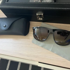 Rayban boyfriend  - Rayban boyfriend i nyskick endast använda nån gång säljer pågrund av att jag inte gillar att använda solglasögon har orginal box och alla tillbehör köpta för 1100 säljer för 900