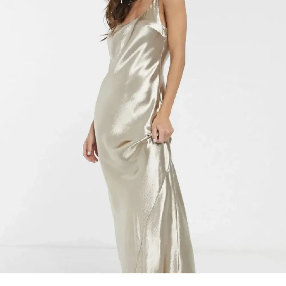Säljer denna jätte snygga klänning från asos som är slutsåld, endast använd en gång😊perfekt till bal💕köparen står för frakt  . Klänningar.