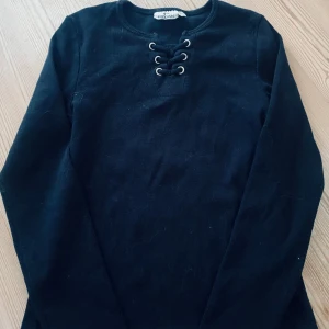 Farfarströja barn  - Långärmad farfarströja med snörning fram. Hel och ren! 