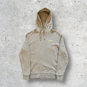 Beige Lee hoodie - En fin Lee tröja i väldigt bra skick. Använd sparsamt. True to size, storlek M. 