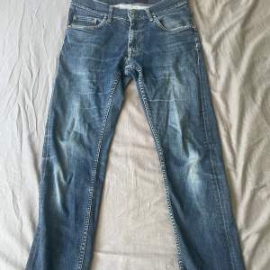 Säljer dessa feta jeans som jag ej använder längre, skick 8,5/10, väldigt fina och fin färg som passar till alla outfits. Bra passform på de!