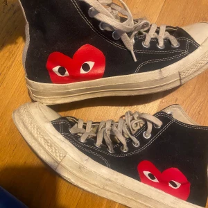 Comme des Garçons x Converse - Comme des Garçons x Converse skor. Ganska bra skick. Säljer för det har blivit för små så jag kan inte ha bilder med skorna på tyvärr med det ser as snygga på.