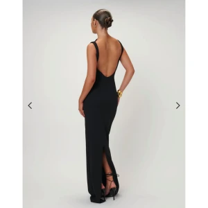 balklänning - En elegant maxi dress från Effie Kats 🖤 sammanlagda nypris 4300:-  Passar super till bal/bröllop och likande 🫶🏻