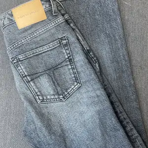 Säljer mina Tiger Of Sweden jeans i storlek 27/32 då dom är för korta. Fint skick, använda fåtal gånger!💗