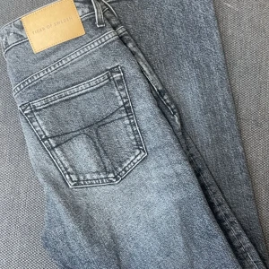 Jeans  - Säljer mina Tiger Of Sweden jeans i storlek 27/32 då dom är för korta. Fint skick, använda fåtal gånger!💗