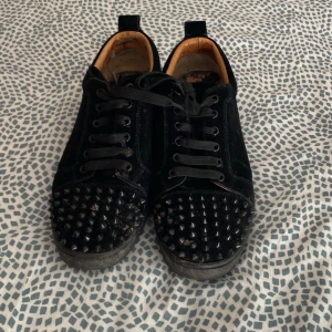 Christian Louboutin  - Skon: 44 Skick: bra skick  Har haft dessa skor i 5 månader nu, har använt dem i vissa tillfällen men det är dags och sälja dem nu.  Jag säljer för 1800kr men priset kan diskuteras! 