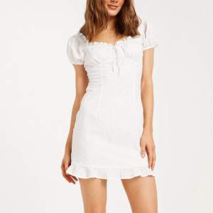 Säljer denna fina vita klänningen som passar perfekt till studenten🤍Helt ny med lappar kvar! Slutsåld på hemsidan. Storlek 38!