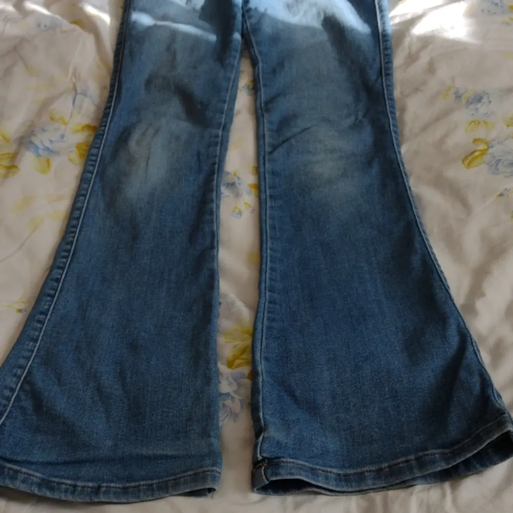 Köpte dom här byxorna från Plick, men dom var för långa för mig. Tror att byxorna skulle kunna passa någon som är 165-169cm. Jeans & Byxor.