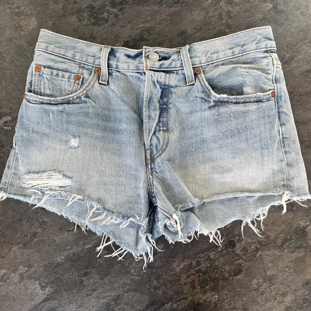 Säljer dessa jätte snygga jeans shorts från Levis. Dom är använda men i bra skick. Vet inte vilken storlek dom är med skulle säga att dom passar XS/S💕. Shorts.