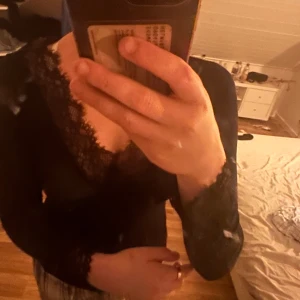 Intimissimi tröja  - Slöjder nu min intimissimi tröja, den är som ny då jag bara använt den fåtal gånger och sen att den bara blivit liggandes. Den är i stl S 