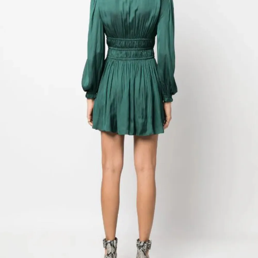 Hej, Säljer min superfina gröna Maje klänning då den tyvärr blivit för liten!❤️Den är i nyskick då den har änvänts 3 gånger!! Storlek 38 och nypris ligger på 195€. Skriv privat vid eventuella frågor💗💗. Klänningar.