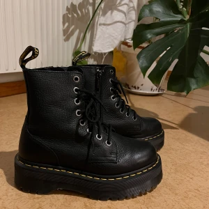 Dr martens Jadon  - Sparsamt använda Dr martens, så snygga!! Hög sula. Säljer pga fel storlek. Nypris 2400kr. Strl 38