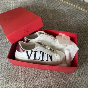 Valentino sneakers - Nypris 6500, bra skick