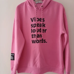 Snygga hoodies.  - Använd men ser ut som ny.  Jätteskönt att ha på sig. Vi kan diskutera pris.